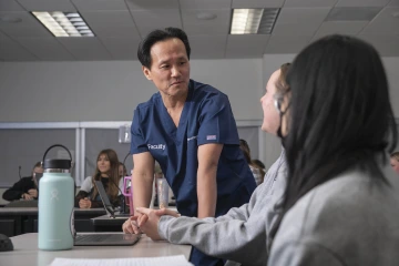 Dean Hyochol Brian Ahn speaks with nursing students.